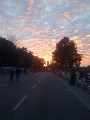 Sonnenuntergang in der Scheidemannstraße neben dem Bundestag
